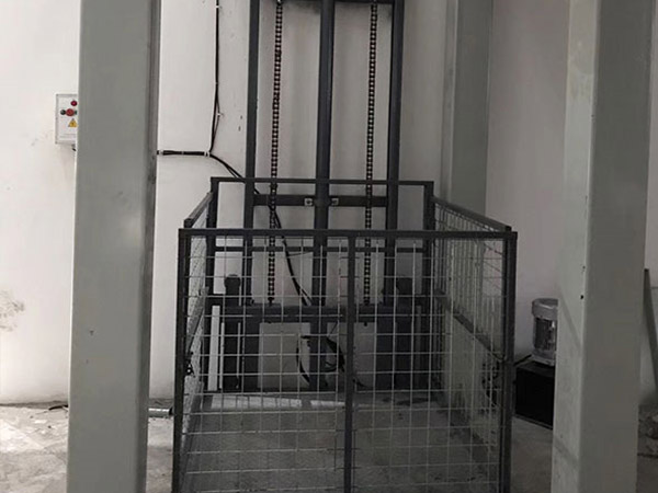 單導(dǎo)軌升降機(jī)